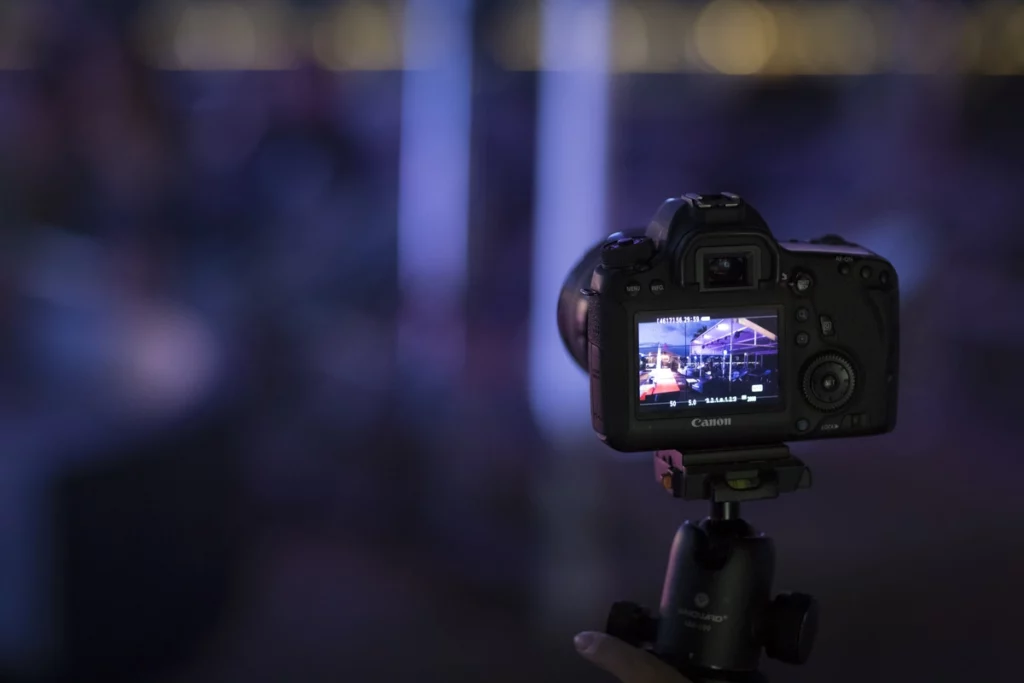 Photo d'un boitier d'appareil photo visant la scène d'un événement privée en soirée