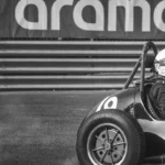Photo en noir et blanc de la moitié arrière d'un véhicule et de son pilote lors du grand prix de Pau
