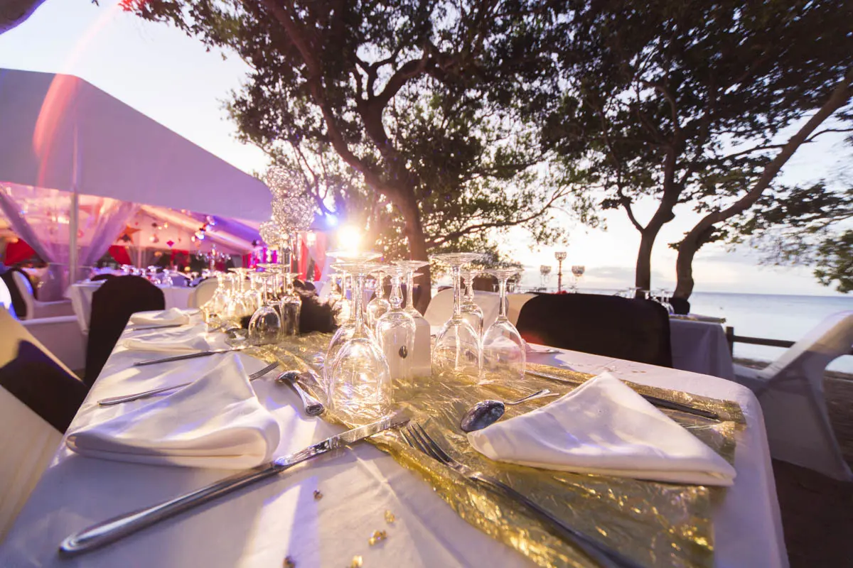 Gros plan sur le dressage d'une table lors d'un événement privé en bords de mer
