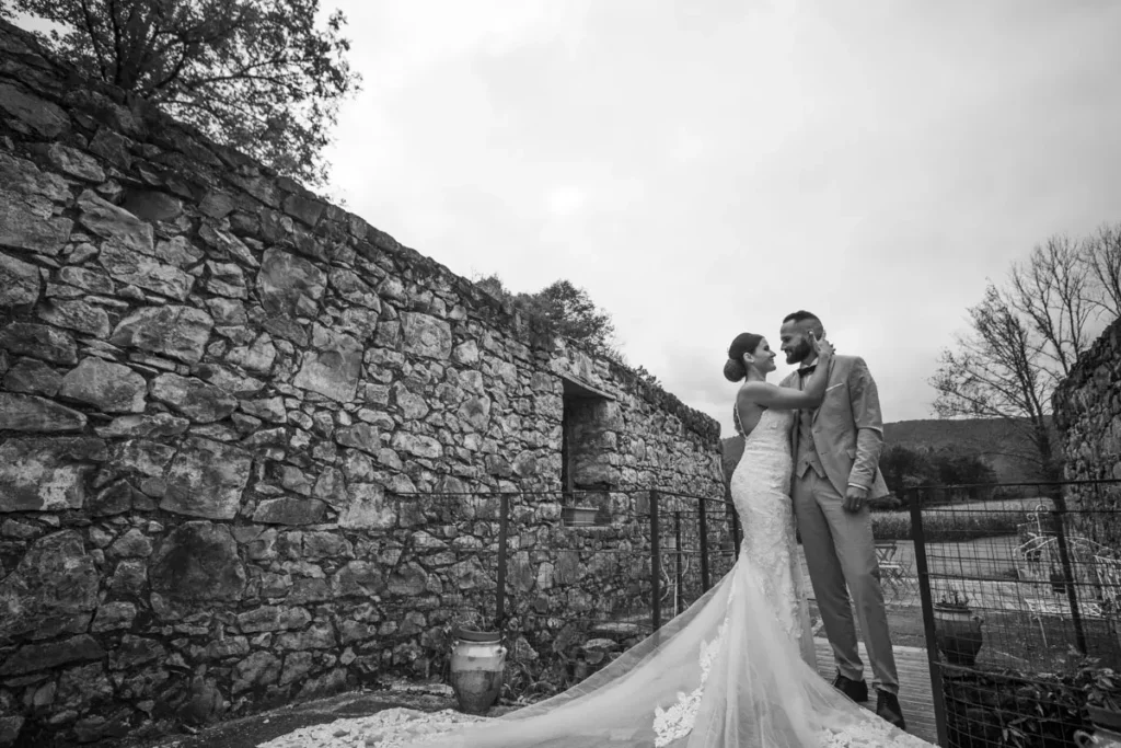 Photo en noir et blanc d'un couple se regardant