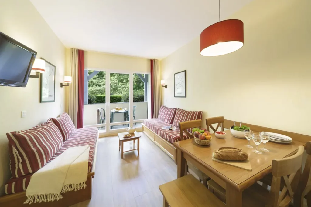 Intérieur du salon d'un studio dans un complexe hôtelier près des Pyrénées