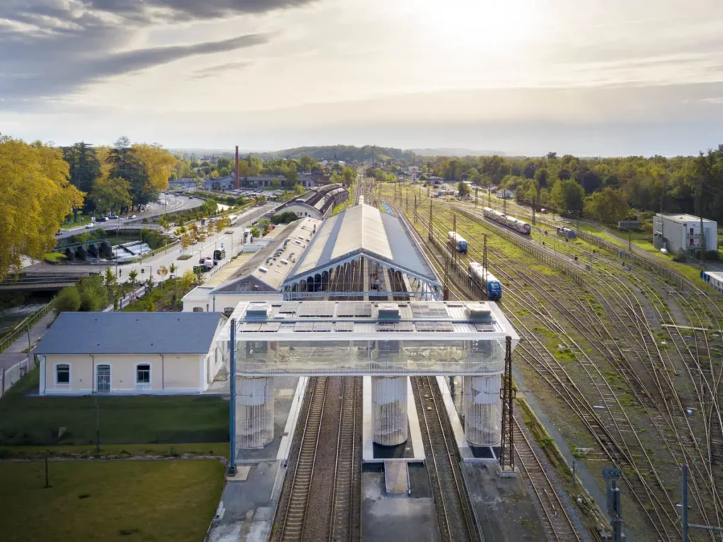 Photo aérienne prise au drone de la passerelle de la gare de Pau