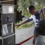 Deux personnes utilisant le Photobooth lors d'un événement dans le Béarn