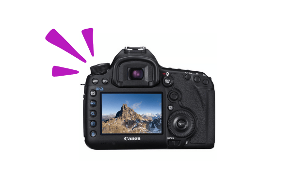 Photo d'un appareil photo vu de derrière avec une montagne sur l'écran