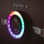 Gros plan sur l'objectif et le ruban lumineux l'entourant du Photobooth